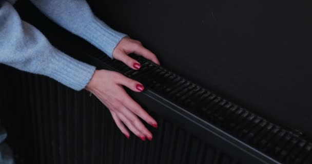 Het Meisje Verwarmt Haar Bevroren Handen Door Een Warme Radiator — Stockvideo