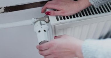 Soğuk gecelerde radyatörün sıcaklığını kadranla açman gerekir. Evdeki merkezi ısıtmayı kontrol ediyor..