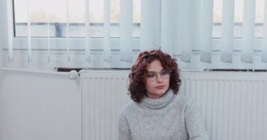 Merkezi ısıtma sistemi bozulduğunda, içeride bile sıcak tutacak şekilde giyinmen gerekir. Kış mevsimi seni merkezi ısıtmayı açmaya zorluyor..