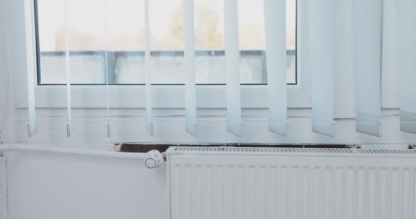 Fönster Skymda Vertikala Persienner Rör Sig Försiktigt Påverkan Varm Luft — Stockvideo