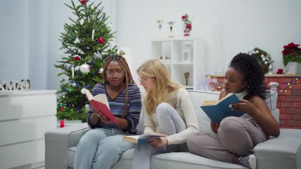 Czekając Wieczór Rodziną Przyjaciółmi Dziewczęta Czytają Książki Afrykanka Europejka Razem — Wideo stockowe