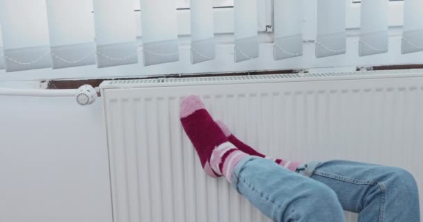 中央暖气在家里 让冻僵的脚暖和起来厚厚的毛袜穿在脚上 冬季是取暖的季节 — 图库视频影像