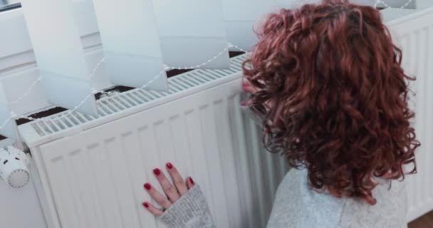 Девушка Сжимается Рядом Едва Теплым Радиатором Время Неисправной Системы Отопления — стоковое видео