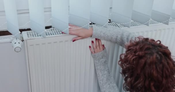 Slecht Functionerende Centrale Verwarming Extreem Koud Winterseizoen Het Meisje Zit — Stockvideo