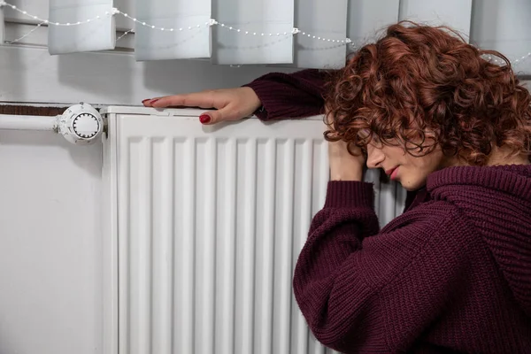 Dressed Thick Sweater Girl Sits Floor Radiator Hoping Finally Start — Stock Photo, Image