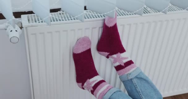 Холодные Дни Квартире Лучше Надеть Теплые Шерстяные Носки Прижаться Ногами — стоковое видео