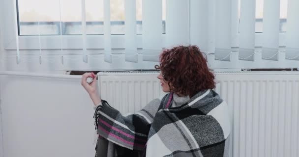 Uma Rapariga Congelada Coberta Com Cachecol Ela Abre Válvula Termostática — Vídeo de Stock