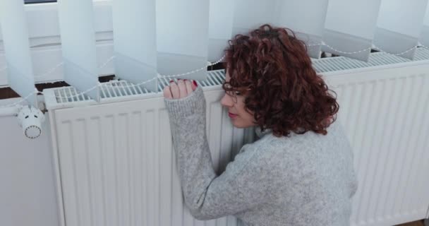 Uma Mulher Calorosamente Vestida Senta Lado Radiador Abraça Para Aquecer — Vídeo de Stock