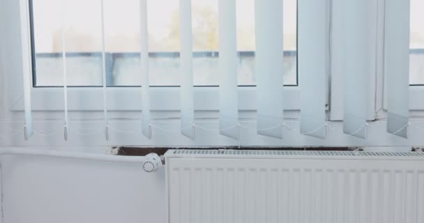 블라인드로 가려진 창문은 중앙난방에서 나오는 뜨거운 공기의 영향을 부드럽게 난방의 — 비디오