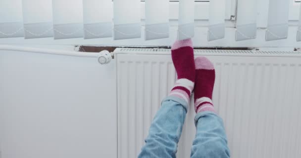 Κεντρική Θέρμανση Στο Σπίτι Ζεσταίνοντας Παγωμένα Πόδια Πυκνές Μάλλινες Κάλτσες — Αρχείο Βίντεο