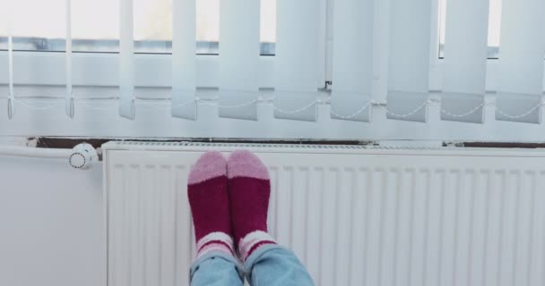 Κεντρική Θέρμανση Στο Σπίτι Ζεσταίνοντας Παγωμένα Πόδια Πυκνές Μάλλινες Κάλτσες — Αρχείο Βίντεο