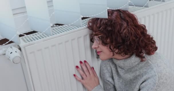 Una Chica Acurruca Junto Radiador Apenas Caliente Durante Sistema Calefacción — Vídeos de Stock