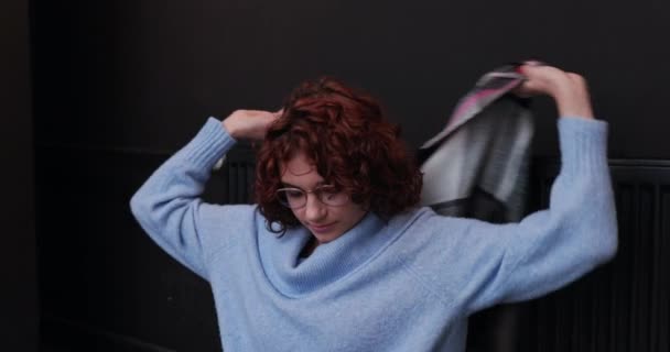 Uma Menina Uma Camisola Azul Cobre Com Lenço Grossa Inverno — Vídeo de Stock