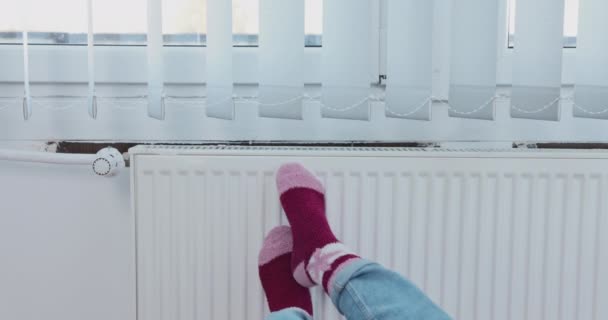 Ζεσταίνεις Πόδια Σου Ζεστό Καλοριφέρ Κατά Διάρκεια Του Κρύου Καιρού — Αρχείο Βίντεο