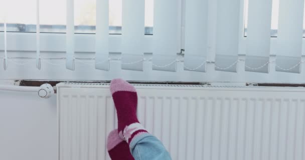 Человек Прислоняется Замерзшими Ногами Горячему Радиатору Запуск Центрального Отопления Слишком — стоковое видео