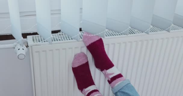 아파트 의추운 날에는 양말을 뜨거운 라디에이터 얼어붙은 가열하는 — 비디오