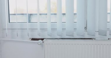 Paneldeki ısıtıcıdan gelen sıcak hava nedeniyle dikey kapakçıkların nazik hareketi. Merkezi ısıtma kış dönemi için başladı.