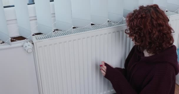 Девушка Сжимается Рядом Едва Теплым Радиатором Время Неисправной Системы Отопления — стоковое видео