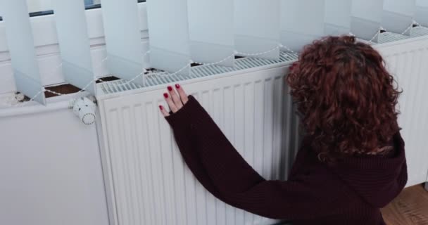 Een Warm Geklede Vrouw Zit Bij Radiator Knuffelt Hem Warmen — Stockvideo