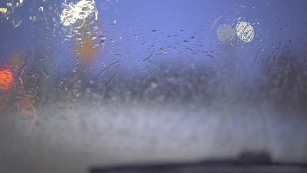 雨滴がぬれた窓の下を走る 写真効果 背景には ちらつきや動く光からのボケ 曇りの日 — ストック動画