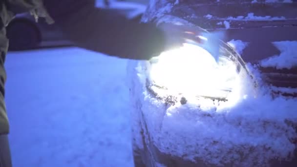 Car Headlights Woman Clears Snow Headlights Passenger Car Winter Season — Stock video