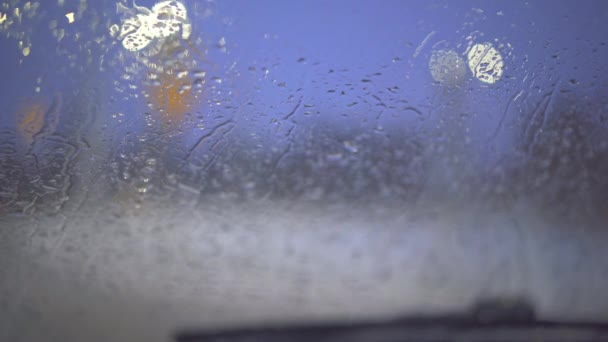 Капли Дождя Стекают Мокрому Окну Фотоэффект Заднем Плане Боке Мерцающих — стоковое видео