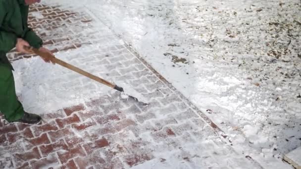 Worker Quickly Clears Snow Wide Section Sidewalk Laid Paving Stones — Vídeo de stock
