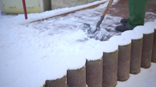 個人の財産上の地域ホストの地方自治体の義務 冬の季節 歩道から雪を取り除く 朝早くに — ストック動画