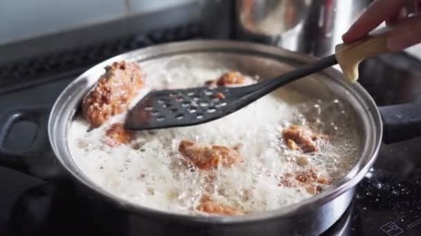 Олія Гарячої Каноли Сталевій Сковороді Після Смаження Курячі Шматочки Жінка — стокове відео