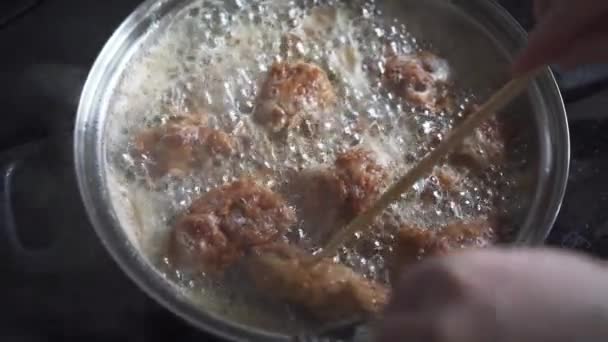 Breaded Pieces Chicken Fried Hot Oil Stainless Steel Skillet Stands — Stockvideo