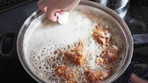 While Boiling Canola Oil Skillet Cook Puts Breaded Chicken Pieces — Vídeo de Stock