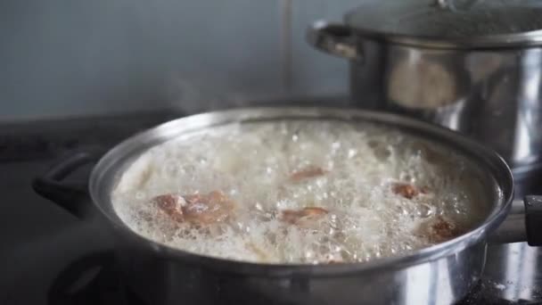 Frame Side Pan Standing Kitchen Boiling Oil Pieces Browned Meat — Stockvideo