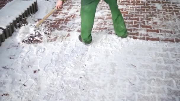 Worker Quickly Clears Snow Wide Section Sidewalk Laid Paving Stones — 图库视频影像