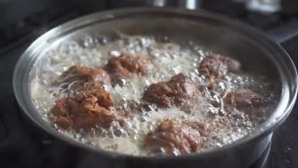 통조림 기름으로 고기를 튀기는 뜨거운 냄비에서 끓으면서 쌓인다 불건전 — 비디오