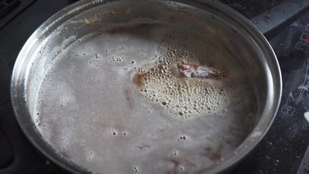 While Boiling Canola Oil Skillet Cook Puts Breaded Chicken Pieces — Vídeo de Stock