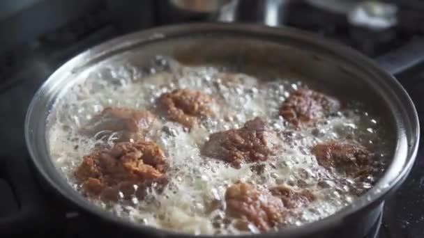 Canola Oil Fry Pieces Meat Hot Fat Boils Pan Foam — Stockvideo