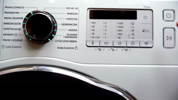 Çamaşır Makinesindeki Adam Tokmağı Kullanarak Çamaşır Yıkama Programını Ayarlıyor Sıcaklığı — Stok video