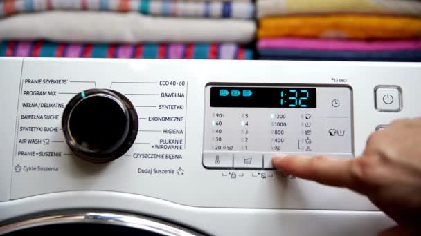 洗衣机中的滚筒转速是用象形涡旋按钮设定的 按几下洗衣机控制面板上的按钮 — 图库视频影像