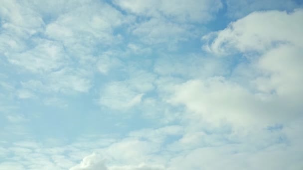 Langzaam Bewegende Cumuluswolken Bewegen Zich Door Blauwe Lucht Heel Even — Stockvideo
