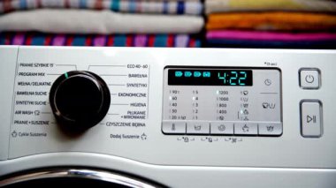 Adam çamaşır yıkama işlemini başlatmak için başlatma tuşuna basar ve sonra durdurma tuşuna basar ve güç tuşuyla elektriği kapatır..