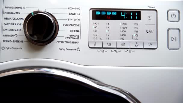 Çamaşır Makinesi Programda Çalışırken Karıştırın Ana Paneldeki Düğmeyle Elektriği Keserek — Stok video