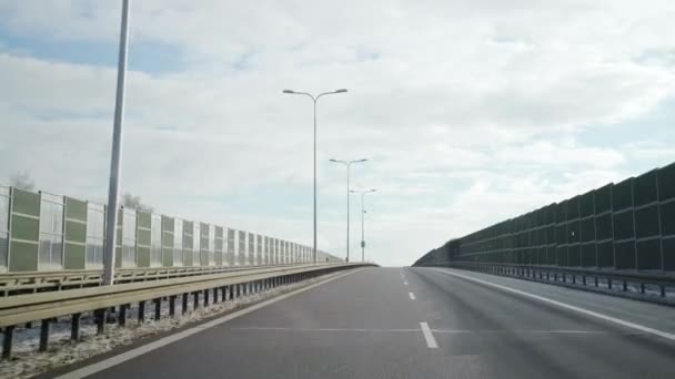 Samochód Wjeżdża Pod Górę Autostradą Widok Przodu Przez Przednią Szybę — Wideo stockowe