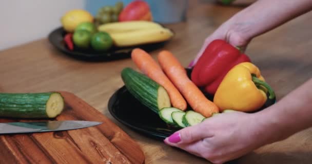 Plate Colorful Healthy Vegetables Foreground Fuzzy Fruits Visible Background Vegetarian — Vídeo de Stock
