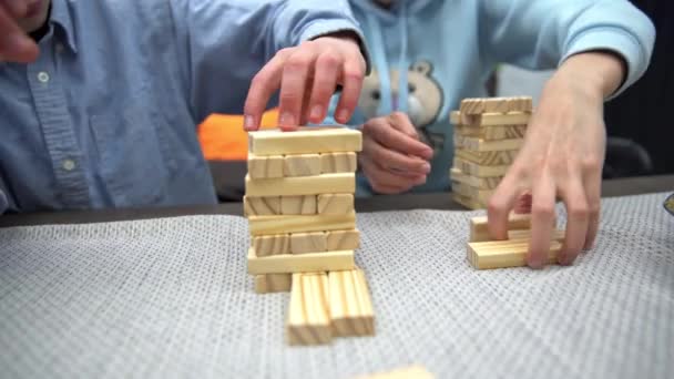 Eine Nahaufnahme Beim Stapeln Von Blöcken Einen Hohen Turm Spielen — Stockvideo