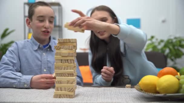 Los Niños Crecimiento Juegan Juntos Con Bloques Apilándolos Uno Encima — Vídeos de Stock