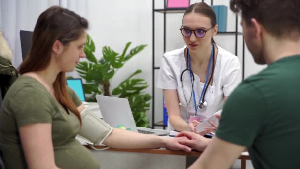 Ein Ehepaar Sitzt Einem Arztzimmer Regelmäßiger Arztbesuch Während Einer Laufenden — Stockvideo