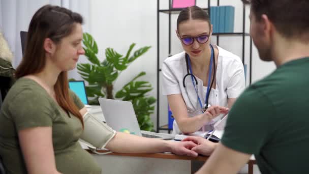 Gps Office Couple Has Routine Blood Pressure Check Pregnancy — Video Stock
