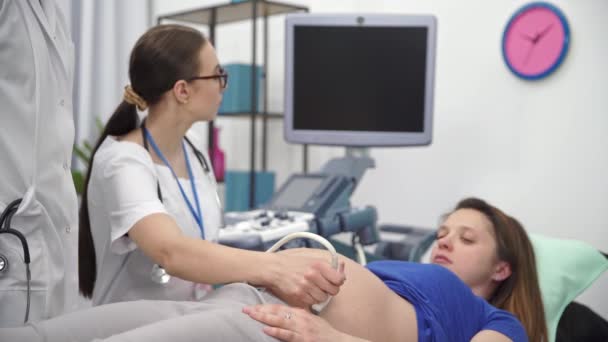 Doctor Points Her Finger Monitor Patient See Her Offspring Ultrasound — Vídeo de Stock