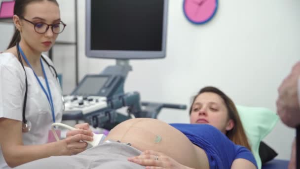 Läkare Kontoret Sköter Ultraljudsmaskinernas Huvud Gravid Kvinna Ligger Säng Ett — Stockvideo
