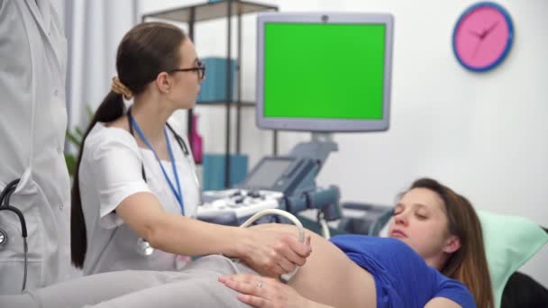 Γιατρός Δείχνει Δάχτυλό Της Την Οθόνη Ώστε Ασθενής Δει Τους — Αρχείο Βίντεο